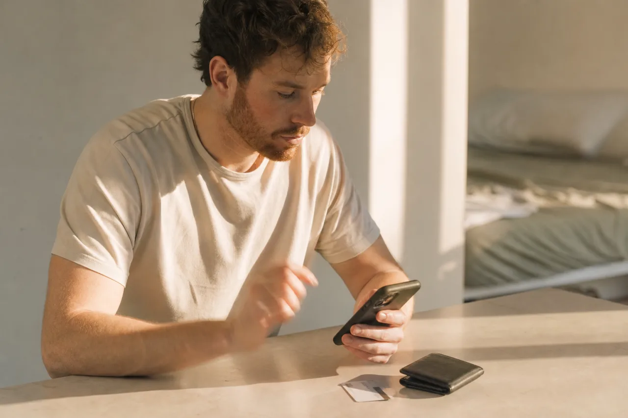 Vendedor revisando un pago en línea en un teléfono